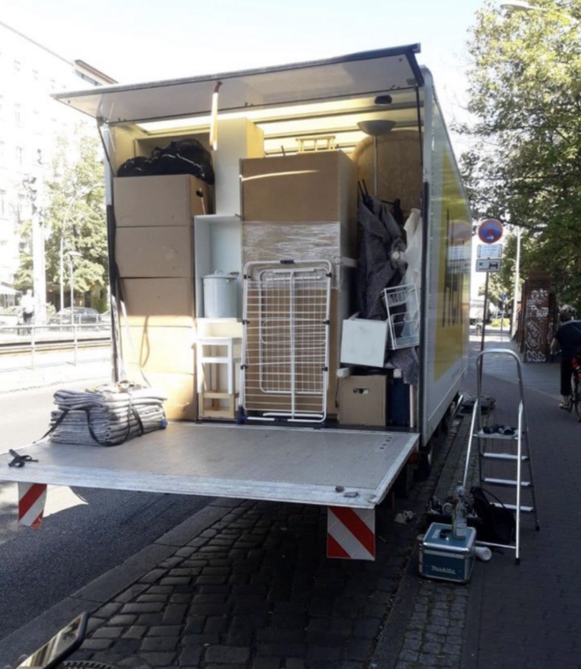 Transportfahrzeug für Umzug und Haushaltsservice